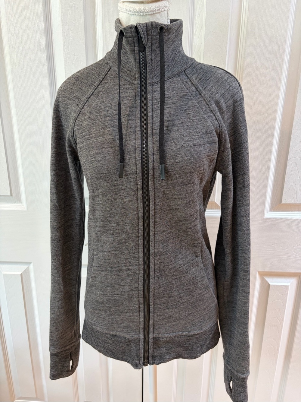 Lululemon Charcoal Grey Huddle and Hustle Full Zip Thumbhole Sweatshirt Size 4